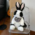 Mignon sac à dos en peluche de lapin noir et blanc avec nœud floral, jouet doux. - 50 cm / Noir