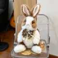 Joli sac à dos en peluche de lapin réaliste et duveteux avec nœud papillon floral. - 50 cm / Brun Foncé