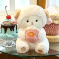 Simpatico peluche di agnello seduto con secchio di popcorn, morbida bambola per regalo. - 25cm