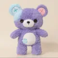 Simpatico orso di peluche viola con occhi a bottone e toppe per regalo bambini. - Viola