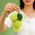 Simpatico portachiavi di peluche con uva in pelliccia sintetica di coniglio rex per borsa. - Uva Verde