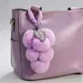 Simpatico ciondolo per borsa ad uva in pelliccia sintetica, portachiavi di peluche soffice. - Uva Viola