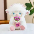 Graziosa bambola di agnello di peluche soffice con cuffia in pizzo e bouquet di rose. - 20cm / Bouquet di Fiori Rosa