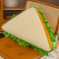 Simpatico cuscino in peluche a forma di sandwich dettaglio, perfetto per divano o letto. - 65cm / Bianco avorio