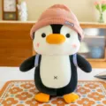 Simpatico peluche pinguino con cappello rosa a maglia e zainetto, morbida bambola. - 23cm / Rosa