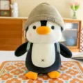 Simpatico pinguino di peluche con cappello di lana e zainetto, morbido pupazzo giocattolo. - 23cm / Grigio