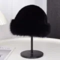Vue de detail du chapeau seau en fausse fourrure noire, epaisse peluche chaude hiver. - Noir