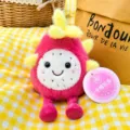 Peluche drago di frutta in primo piano, adorabile bambola di stoffa morbida con bel viso. - Frutta