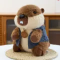 Dettaglio peluche marmotta carina, bambola di peluche morbida con gilet e ciondolo in legno. - 23cm / Marrone scuro