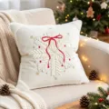 Fodera per cuscino natalizio con fiocco di neve dorato ricamato e un bel fiocco rosso. - Federa + Imbottitura 45x45cm / Fiocco di Neve Bianco