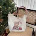 Sac cabas en toile matelassée crème avec broderie d'ours, grand sac à bandoulière tendance. - Ours de table blanc lait
