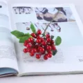 Ramo floreale artificiale di bacche rosse singole per decorazione domestica e festa. - Rosso Vivo