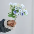 Bouquet de fleurs artificielles en soie rose bleu blanc pour décoration de table maison 30cm - Rose Centre Jaune Bleu