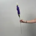 Vue détaillée de la fleur de delphinium artificielle tige violette décoration gros plan. - Bleu violet