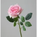 Enkele kunstmatige roze roos met stengel en bladeren, ideaal voor interieurdecoratie. - Dieproze