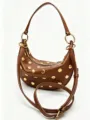 Gros plan détaillé du sac à épaule rétro marron avec des rivets ronds en métal doré brillant. - S / Marron