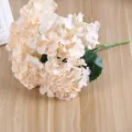 Dettaglio ortensia artificiale, primo piano fiore in seta champagne, decoro floreale. - Champagne Chiaro