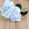 Primo piano dettagliato di un bouquet di fiori di ortensia blu artificiale per casa. - Blu Chiaro
