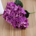 Vista dettagliata del bouquet di ortensie artificiali viola, ideale per decorazioni e matrimoni. - Viola scuro