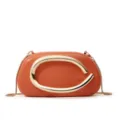Vista dettagliata della mini borsa a tracolla in pelle arancione con chiusura in metallo C. - Taglia S / arancio-rosso