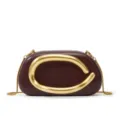 Elegante borsa a tracolla in pelle bordeaux con fibbia scultorea dorata e catena fine. - Taglia S / Borgogna