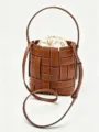 Sac seau tressé en cuir marron avec pochette coulissante blanche et bandoulière amovible. - Beige