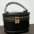 Elegante bolso cosmético negro de cuero con costuras blancas contrastadas y cremalleras doradas. - Negro (PU)