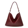 Dunkelrote weiche Leder Schultertasche Detail, Vintage Hobo Handtasche Textur und Riemen. - Burgunderrot