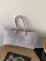 Vista detallada del bolso tote de cuero tejido en lavanda, diseño artesanal elegante. - L / Violeta Claro