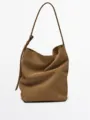Borsa a secchiello in camoscio marrone con dettaglio texture morbida e stile minimal. - Taglia L / Marrone