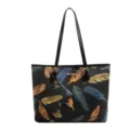 Modische schwarze Tasche mit bunten Feder-Prints, langen Trägern und passender Tasche. - Schwarzer Feder-Stil