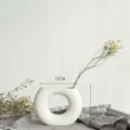 Vue détaillée du vase en céramique nordique blanche style donut avec dimensions 17x14cm et fleurs. - Demi-lune / Gris Blanc