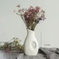 Vase en céramique blanche nordique en gros plan avec des fleurs séchées pour belle décoration. - Poignée de Pot / Gris Blanc