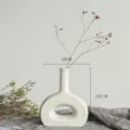 Détail de vase en céramique blanche style nordique montrant les dimensions et décoration florale. - Forme d'Arche / Gris Blanc