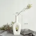Vue détaillée d'un vase en céramique blanche creuse minimaliste avec des fleurs séchées - Élégant / Gris Blanc