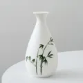 Vase en céramique blanche avec bambou vert peint, élégante déco pour fleurs de salon. - Vase Motif Bambou