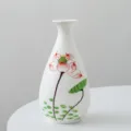 Vase en céramique blanche avec lotus peint à la main, idéal pour la décoration de la maison. - Vase Motif Lotus
