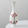 Vase en céramique blanche motif fleur de prunier, élégante décoration florale intérieure. - Bouteille fleur de prunier