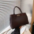 Bolso de mano marron oscuro minimalista cruzado para mujer, elegante accesorio de moda otonal. - Sin colgante / Café