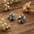 Retro silver flower stud earrings, stainless steel niche design, exquisite daily jewelry. - Earrings / Silver