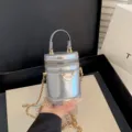Mini sac bandoulière cylindrique laser métallique argenté avec bandoulière chaîne dorée enfants. - Argent