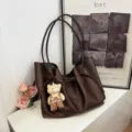 Bolso tote vintage de cuero PU marrón para mujer, gran bolso de hombro con bonito colgante de oso. - Café con Colgante / Café