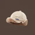 Chapeau bomber en velours cotelé chaud d'hiver avec oreillettes polaires et style urbain. - Beige