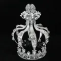 Dettaglio squisito di corona nuziale in cristallo argento e perle per decorazione di torte. - Stile Cuore Doppia Felicità / Argento