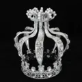 Primo piano dettagliato della corona di cristallo argento torta topper accessorio sposa - Stile Cuore (senza Croce) / Argento