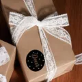 Rouleau de ruban en dentelle blanche pour emballage cadeau et décoration de mariage. - S000