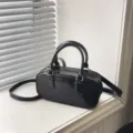 Borsa a tracolla in PVC lucido nero, elegante borsa a bauletto con doppi manici superiori. - Nero