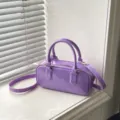 Borsa a tracolla jelly in PVC viola, elegante borsa a bauletto color caramella con manico. - Viola
