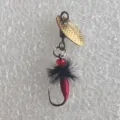 Mikro doloma psepsas spinner me chrysokini lepi kai kokkino ftero gia to psarema trotas. - Χρυσό Spinner με Άγκιστρο Κουνουπιού