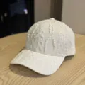 Detailansicht der lässigen strukturierten Plissee-Baseballkappe für Damen, weiße Mütze. - Erwachsene 54-60 Einstellbar / Beige